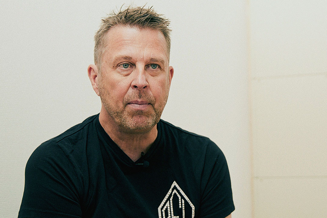 Foto av man som tittar allvarligt rakt fram.
