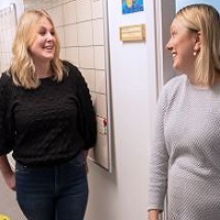 Foto av två kvinnor.
