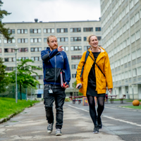 Foto av två personer utomhus. En man och en kvinna.